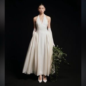 Perfect for a wedding, city hall, rehearsal dinner or second look. Size M fits S